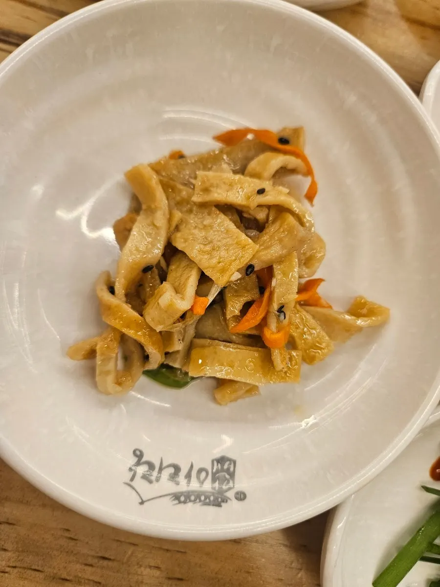 셀프바에서 담아온 반찬 접시