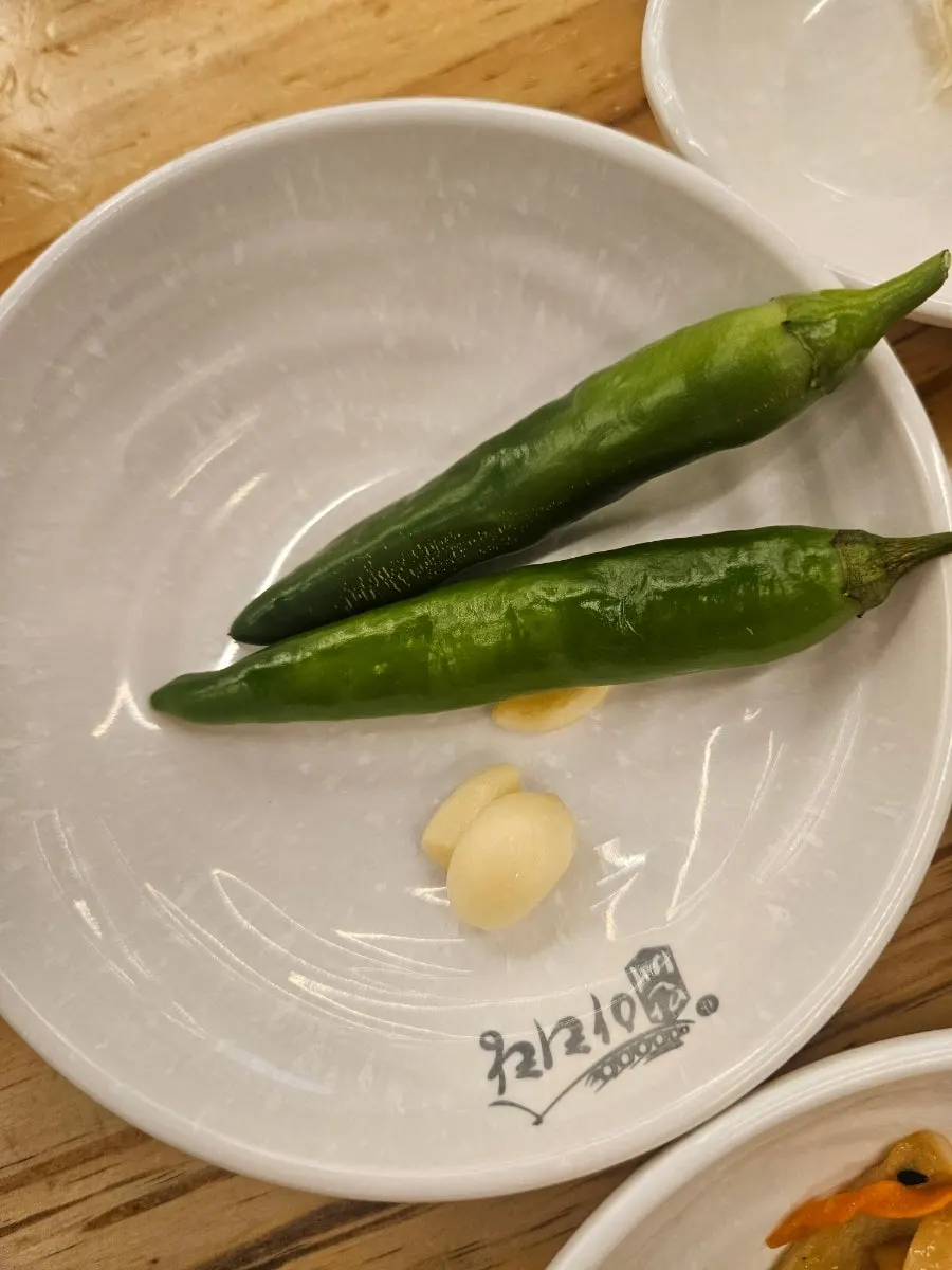 김치와 보쌈이 놓인 테이블