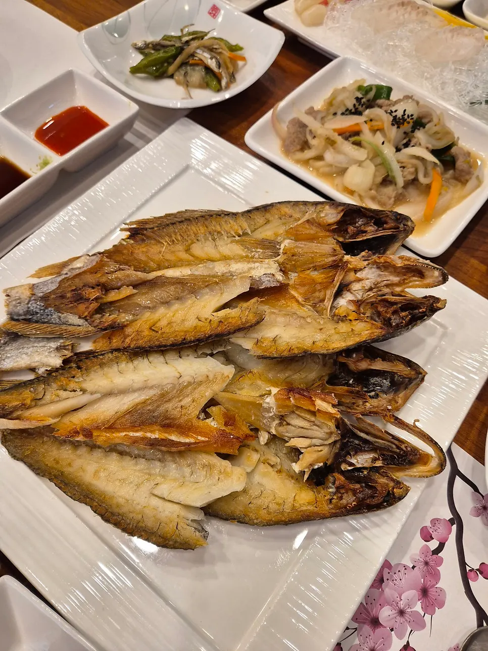 구워 나온 보리굴비 메인 접시