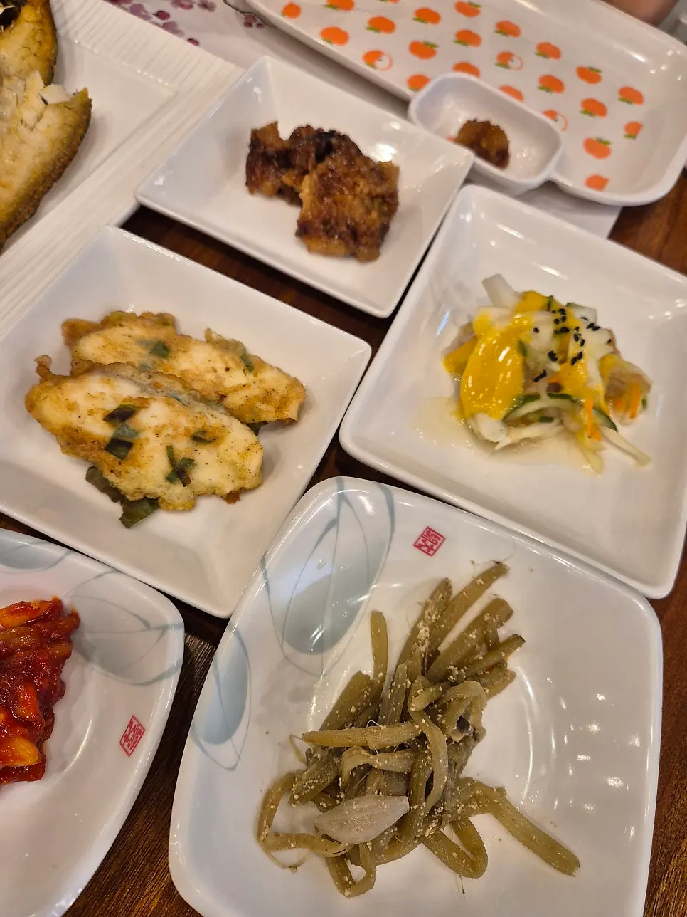 생선전과 약밥, 고구마줄기무침 등 기본 찬