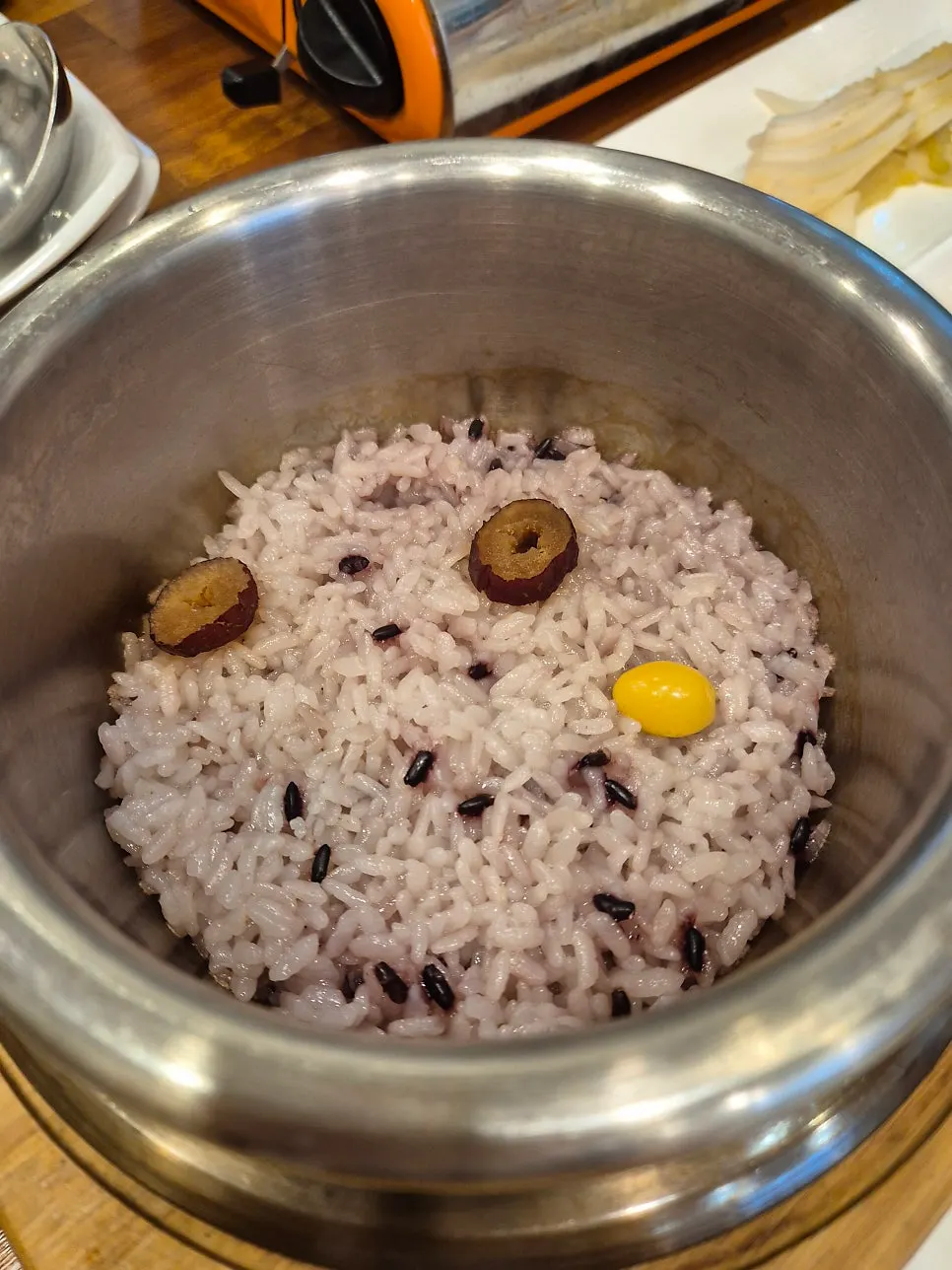 함께 나온 솥밥