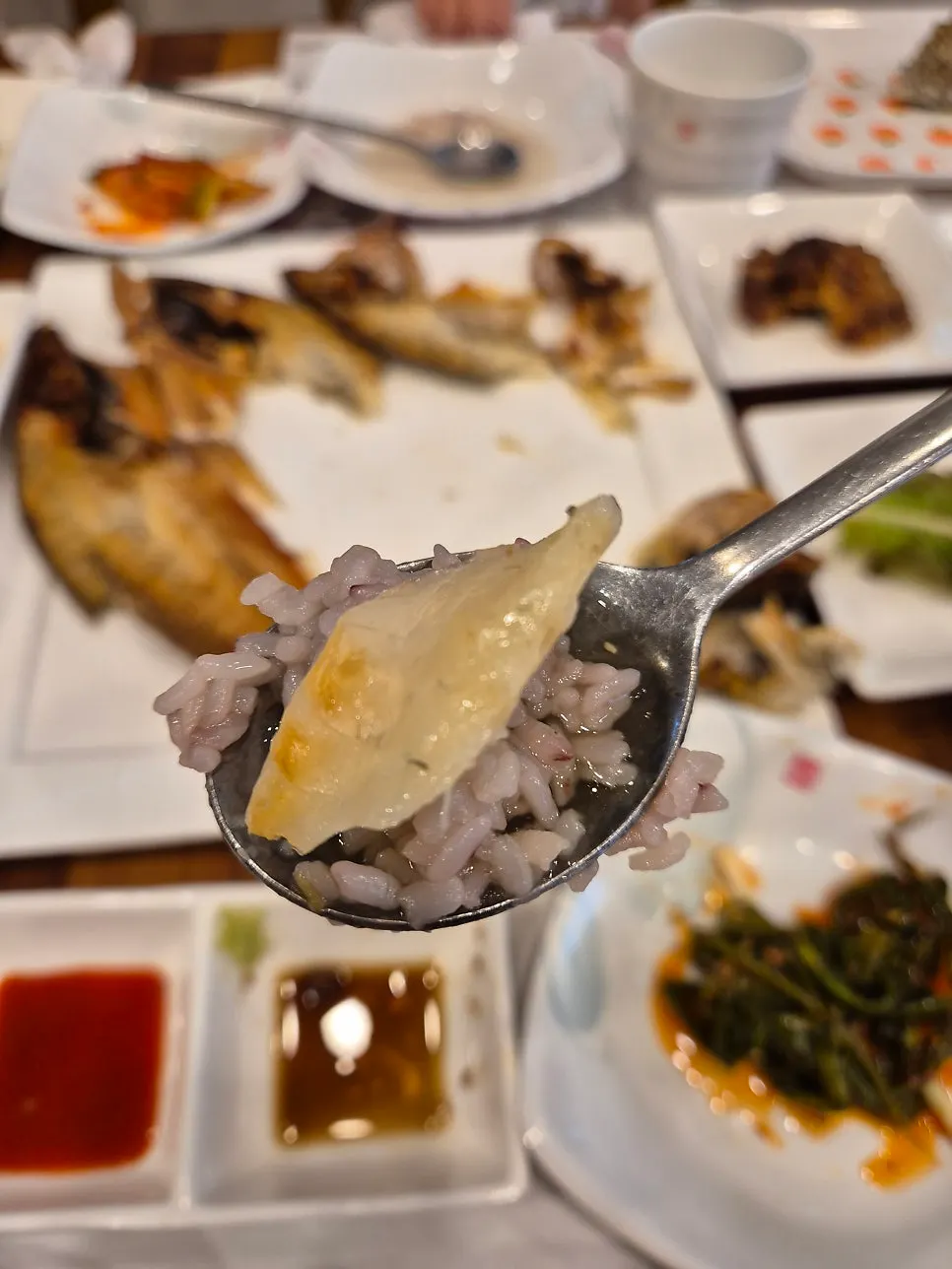 보리굴비 한 점을 올린 녹차물밥