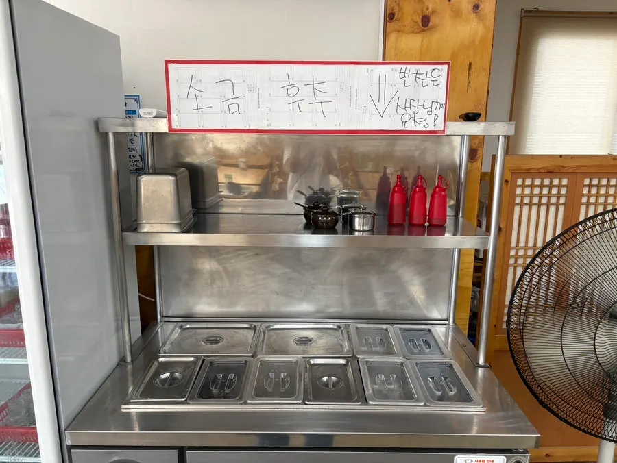 매장 내부 좌석과 벽면