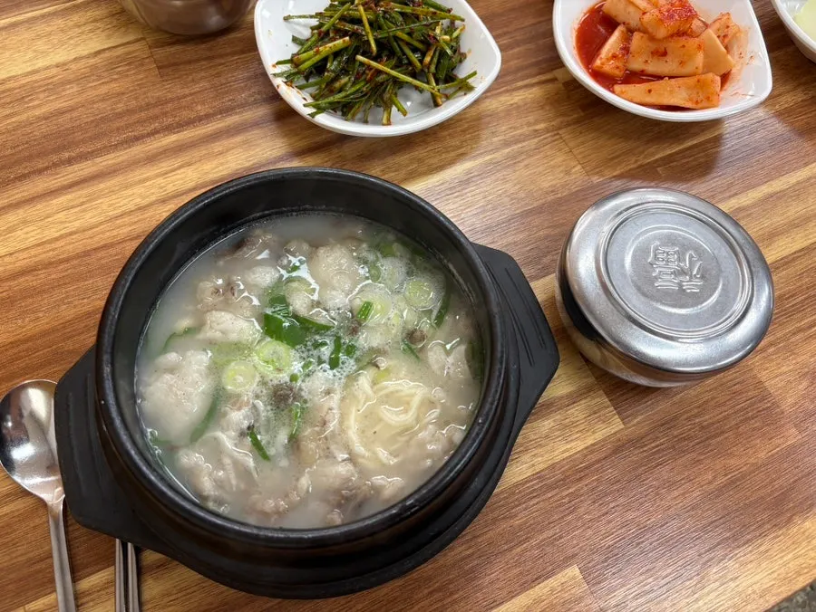 뚝배기에 끓는 한우도가니탕