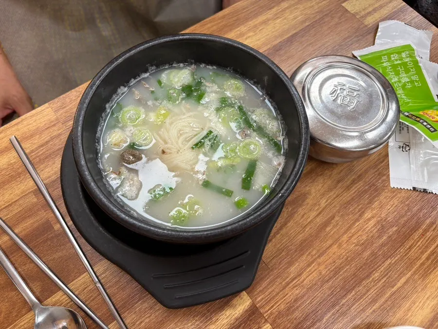 뽀얀 국물의 한우수육탕