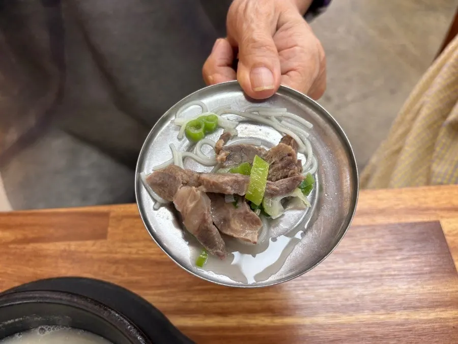 부드러운 한우 암소 수육 한 점