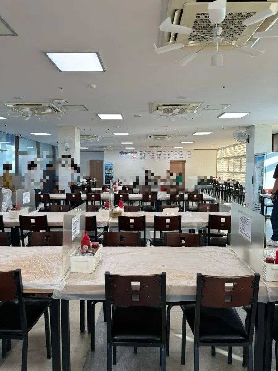 Seating and group tables on the 3rd floor dining hall