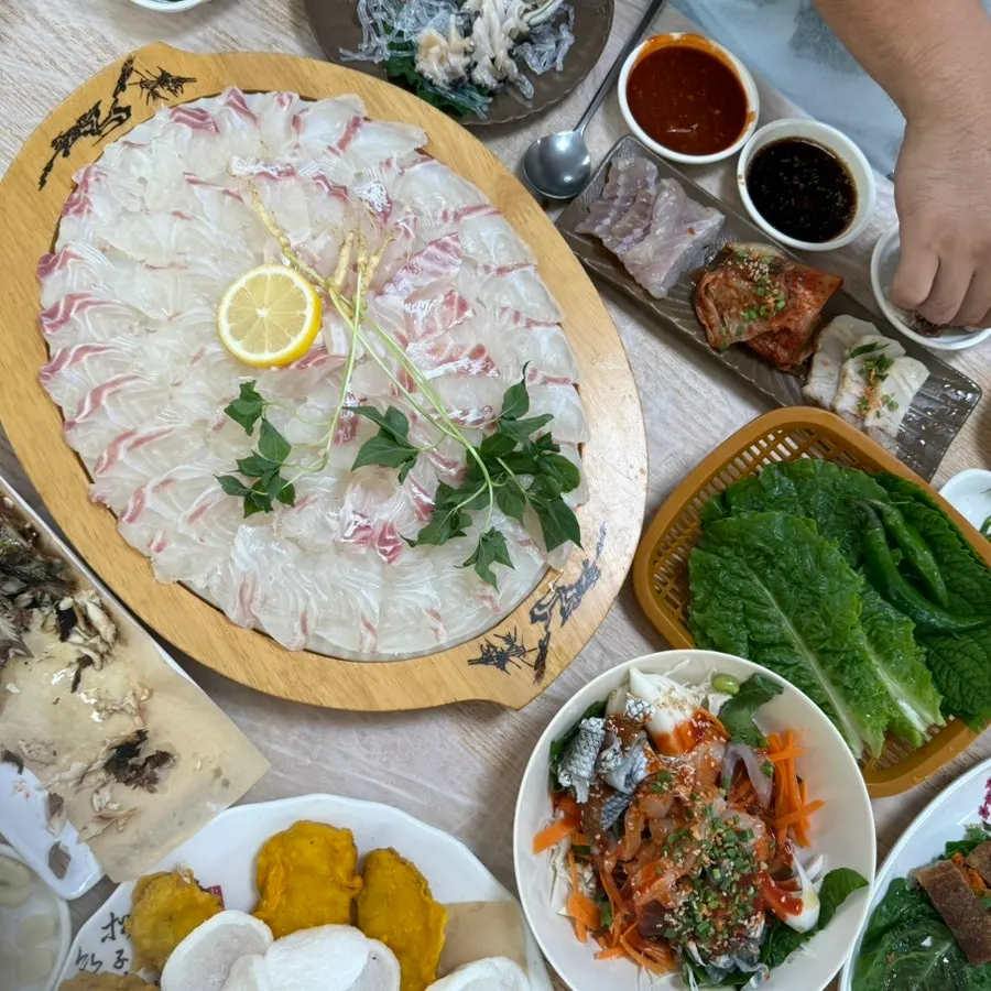 The table just before the raw fish arrived