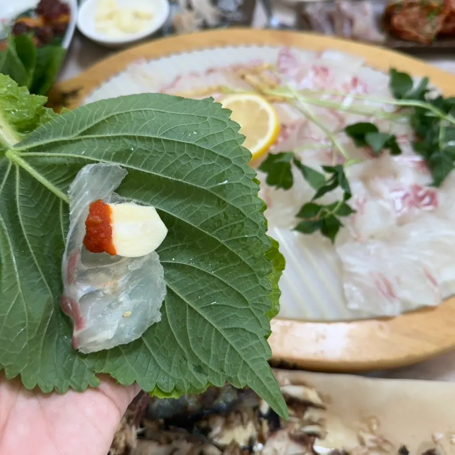 A plate of Jeonghwane's sea bream hoe