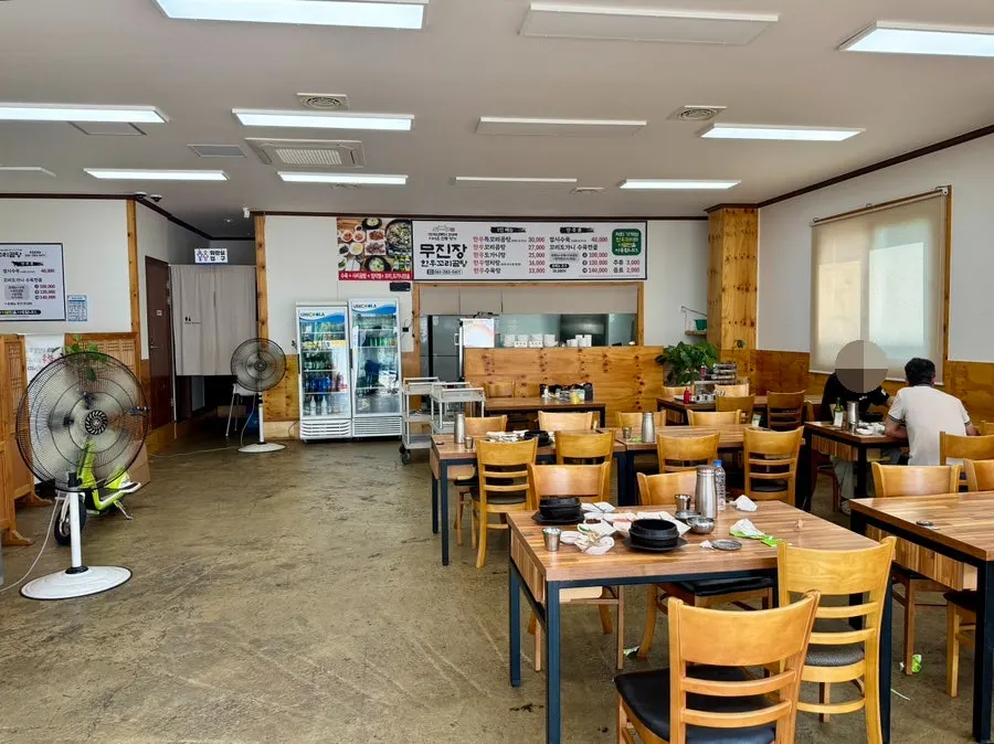 The spacious, quiet dining hall of Mujinjang Sik-yuk Kkori Gomtang