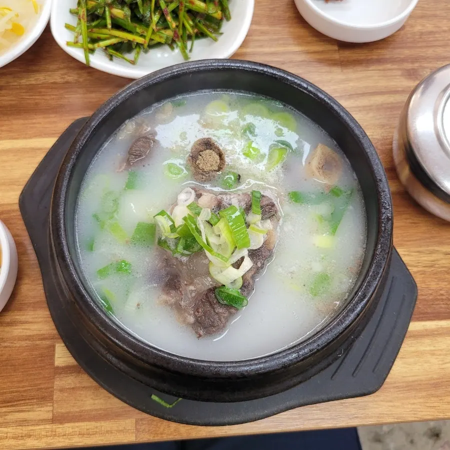 한우암소 100% 꼬리곰탕 상차림