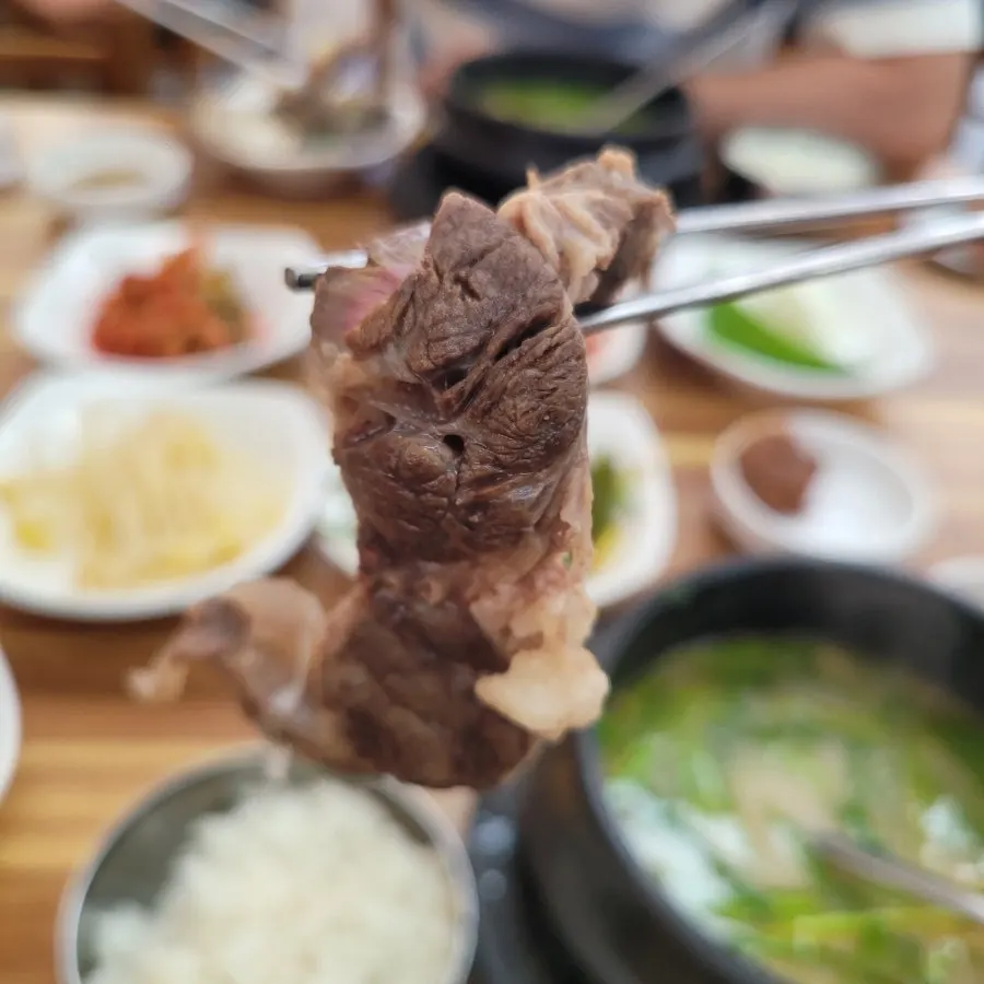 김이 오르는 꼬리곰탕에 만 밥
