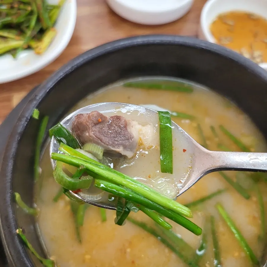 남편과 함께한 꼬리곰탕 점심상