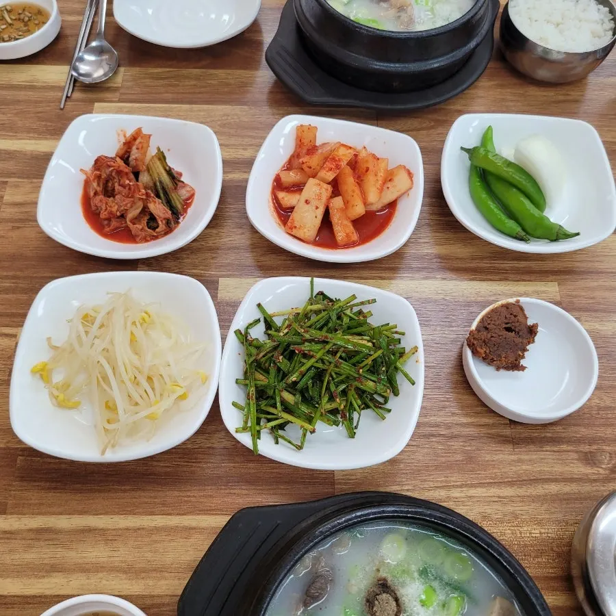 부추 다대기를 푼 곰탕 국물