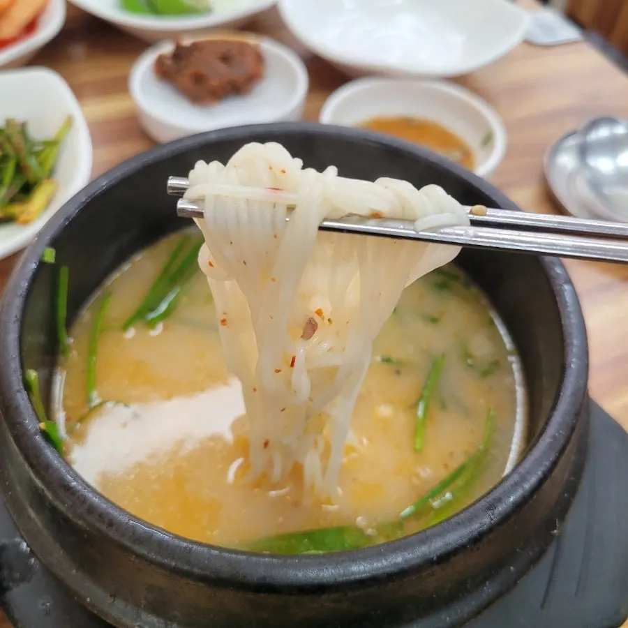 곰탕과 함께 나온 밑반찬 한 상