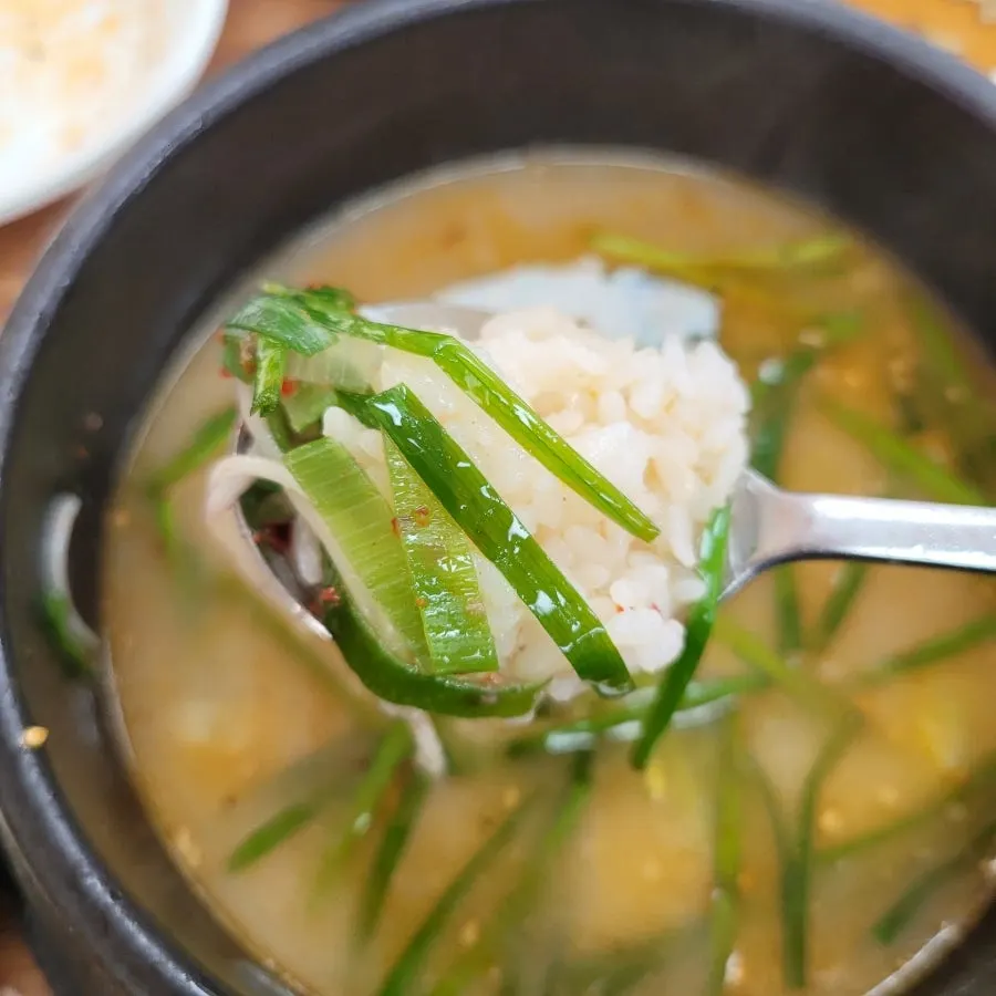 비워 가는 꼬리곰탕 그릇