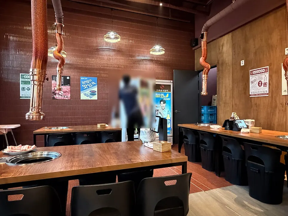 깔끔하게 정돈된 우복금생갈비 홀 내부