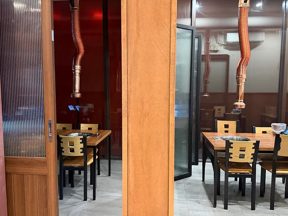 개인룸과 단체석이 마련된 우복금생갈비 좌석