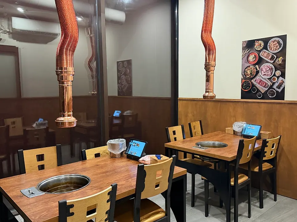 우복금생갈비 단체석 테이블 모습