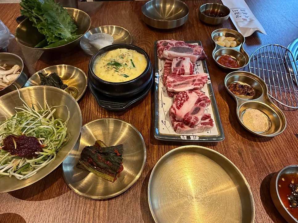 접시에 담겨 나온 소 생갈비 500g