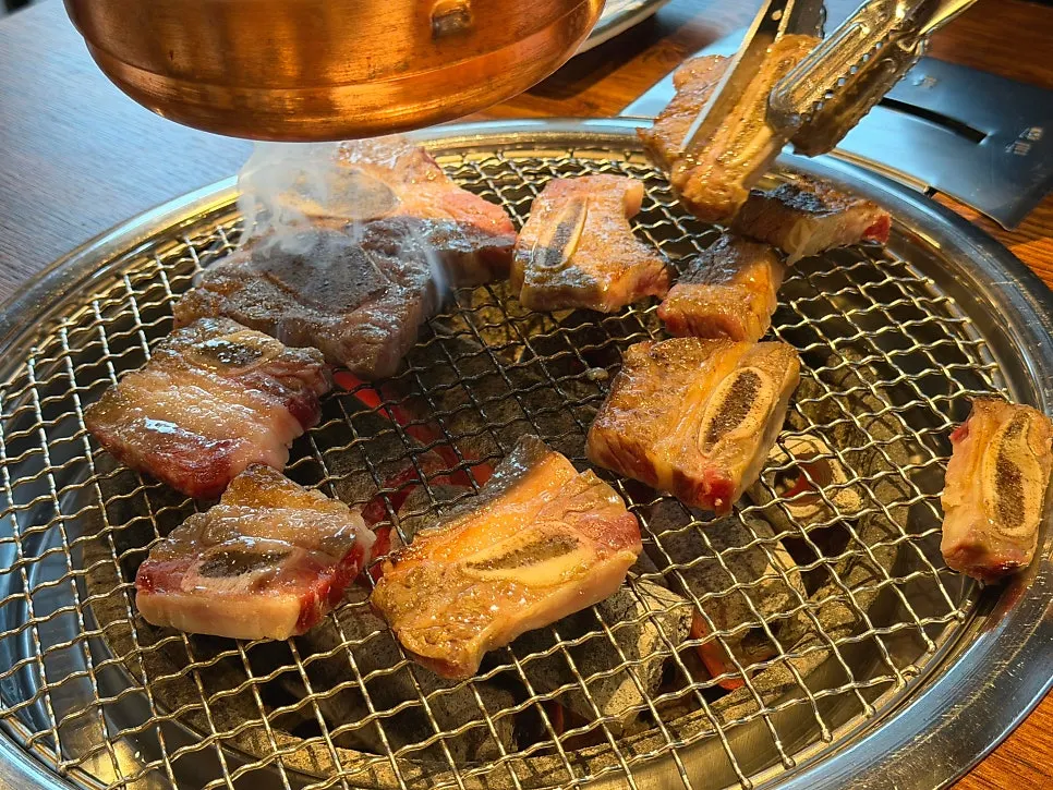 불판 위에서 익어가는 소 생갈비