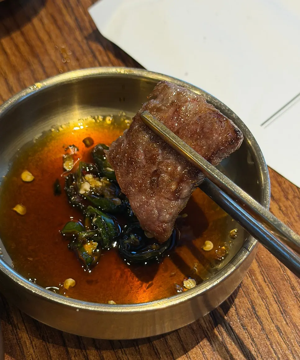 특제 소스에 찍은 소 생갈비