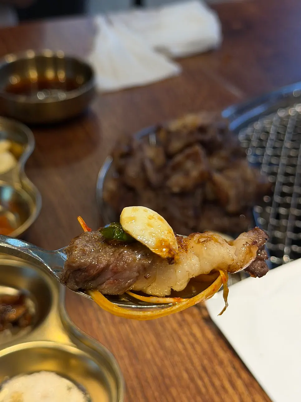 상추와 파절이에 곁들인 갈비 쌈