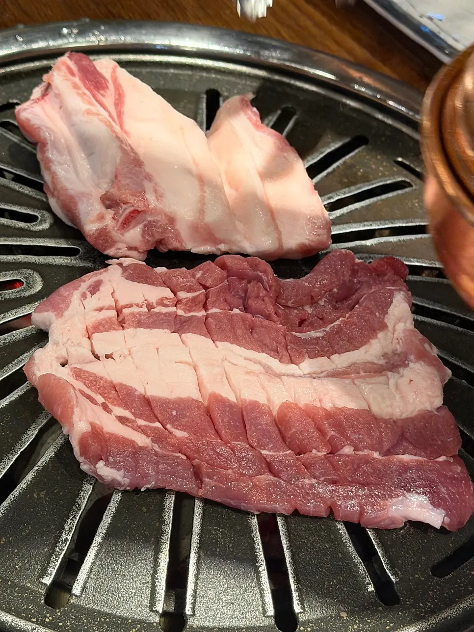 불판에서 구워지는 돼지 생갈비