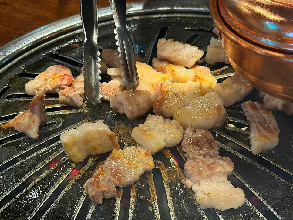 다 구워진 돼지 생갈비와 반찬 상차림