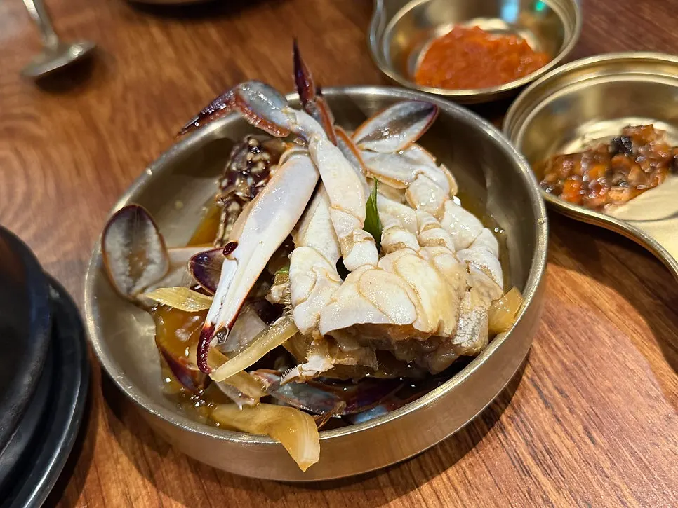 서비스로 나온 간장게장과 공깃밥