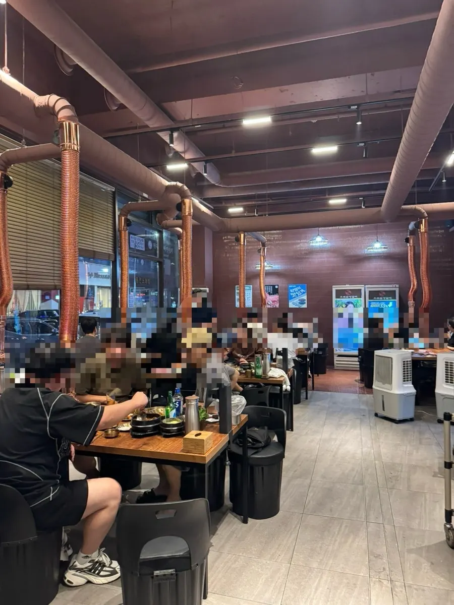 저녁 손님으로 가득 찬 넓고 깔끔한 매장 홀