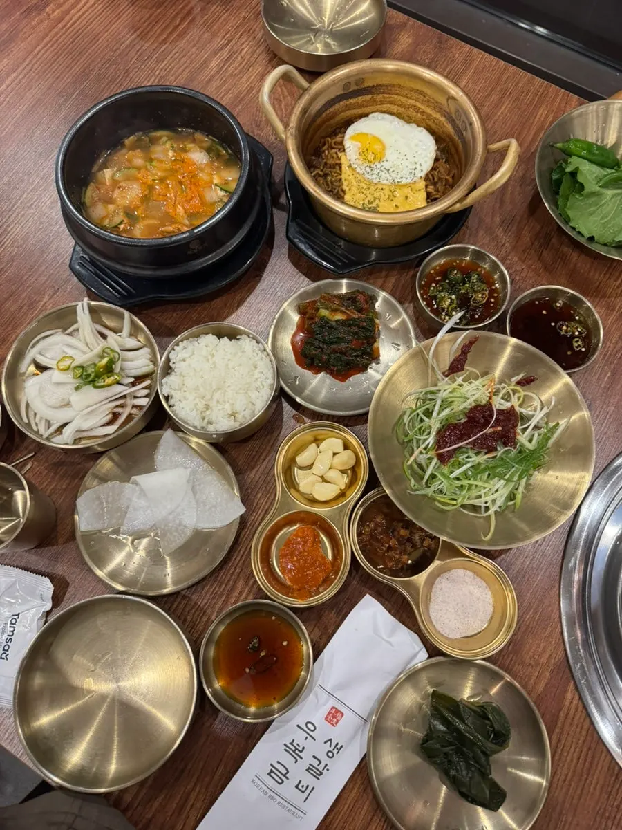 주문한 갈비 반접시와 기본 상차림