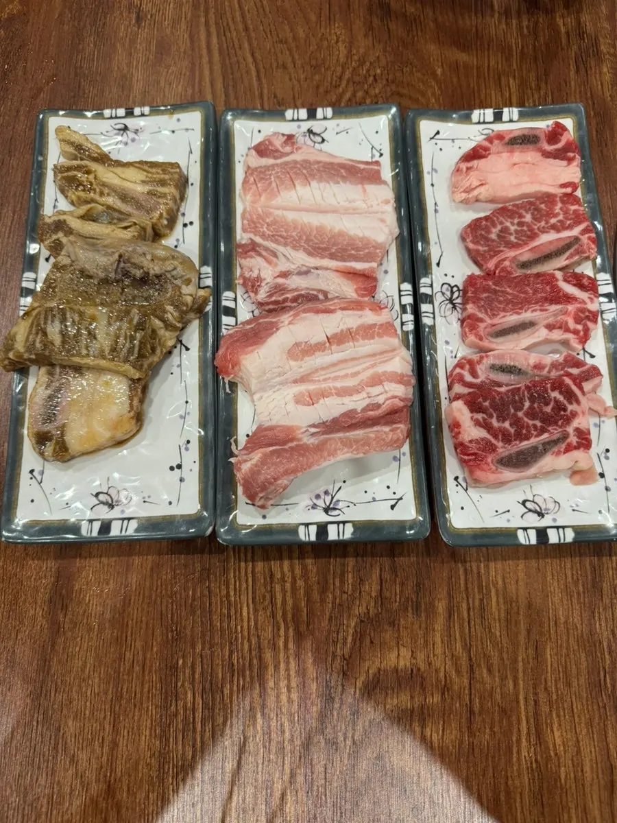 양념 소갈비·돼지생갈비·소 생갈비 반접시 세 접시