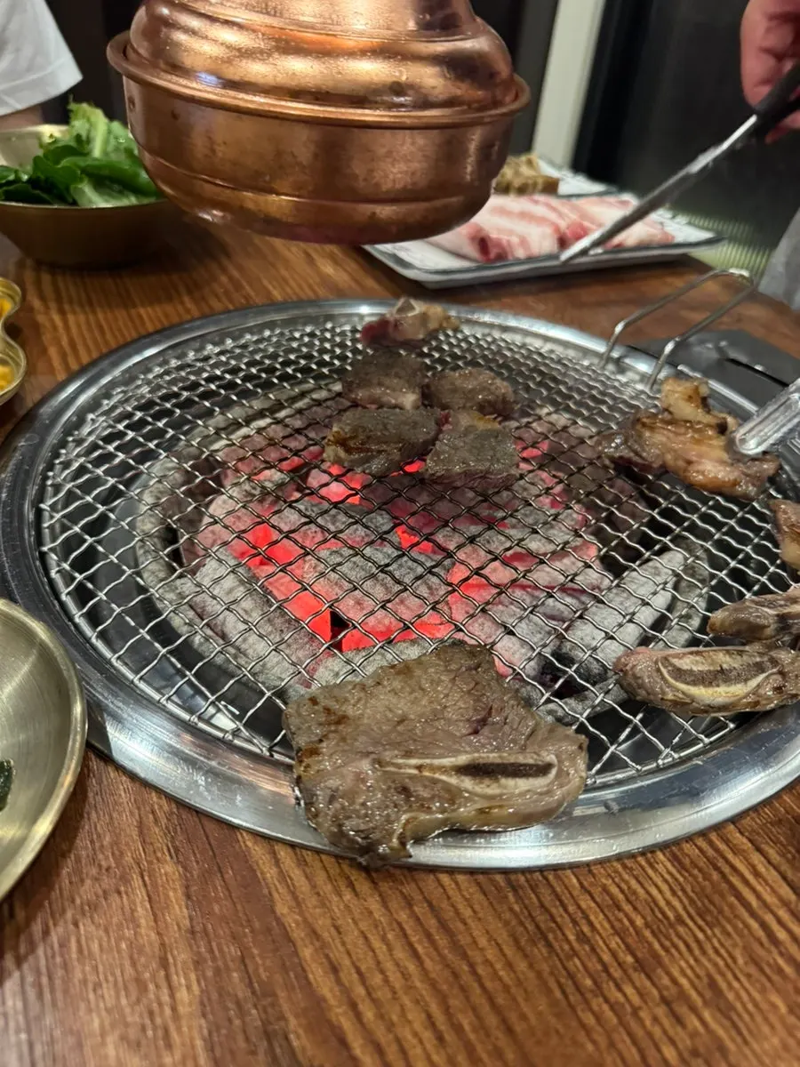 불판 위에서 구워지는 소 생갈비