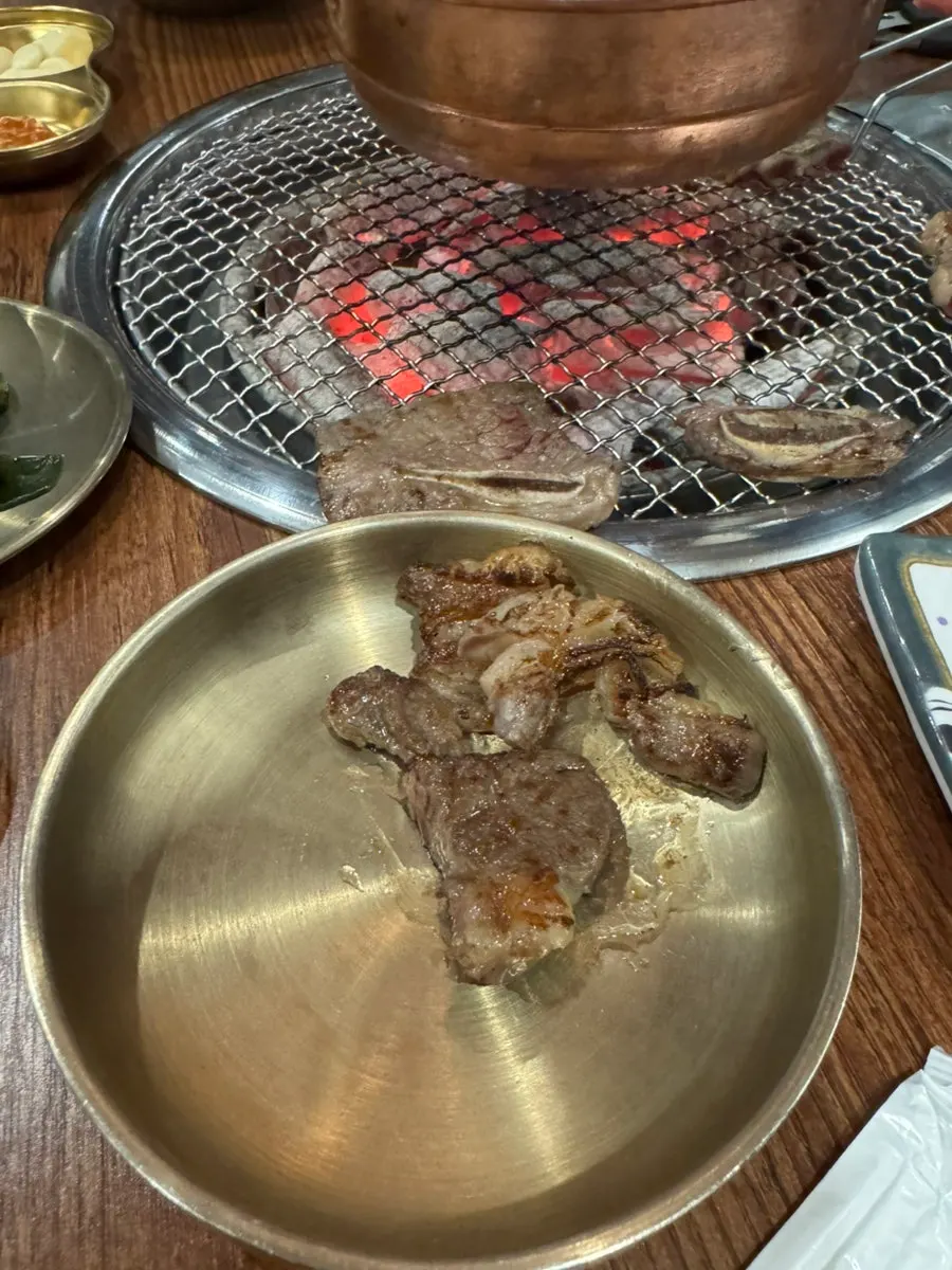 뼈째 노릇하게 익힌 소 생갈빗살