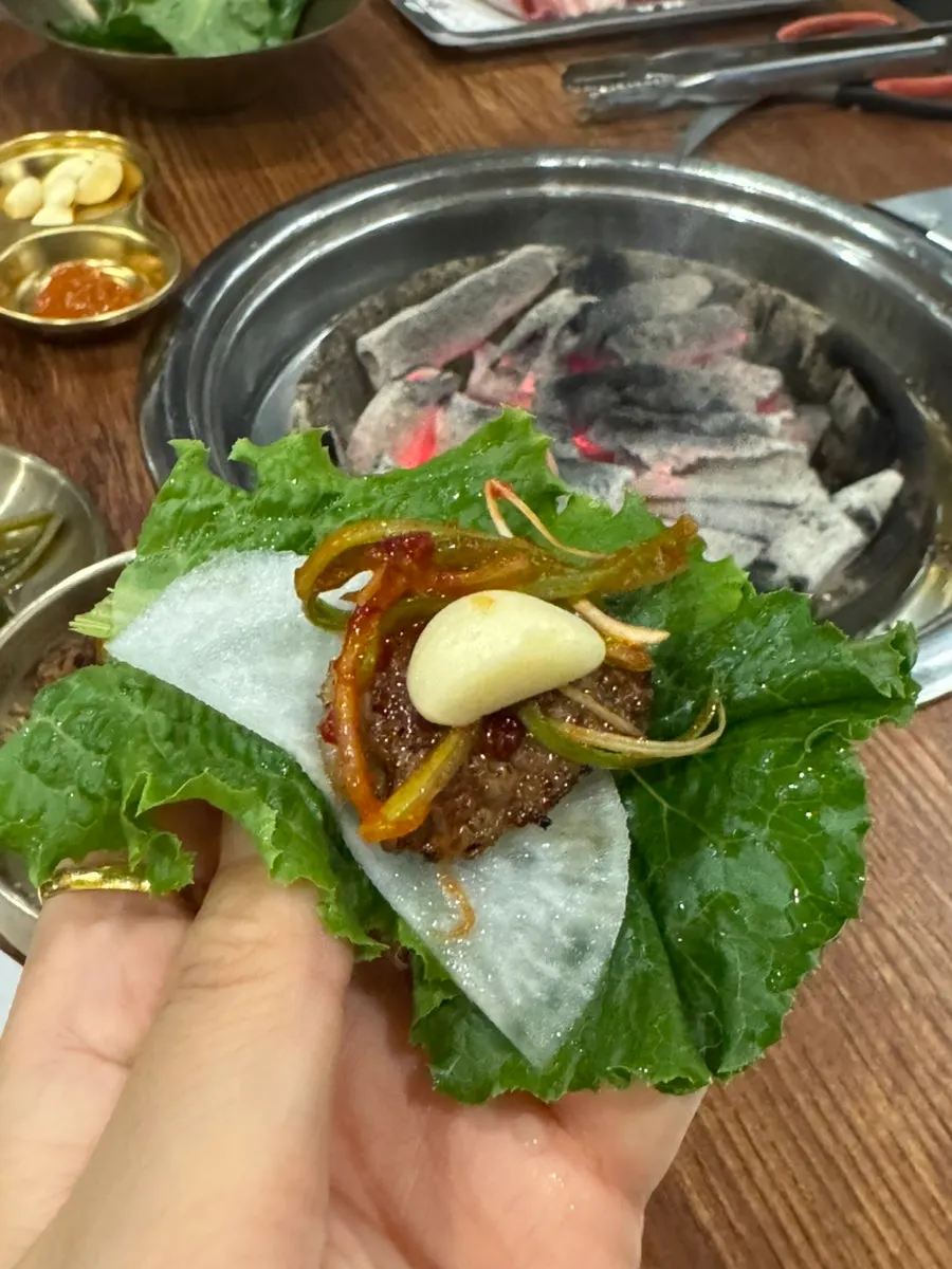 불판에 올린 소 양념갈비