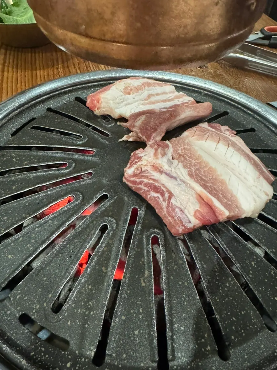 장에 찍어 먹기 좋게 구워진 갈비살
