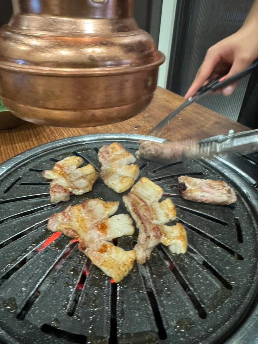 불판 위 구워진 갈비와 곁들임 상차림