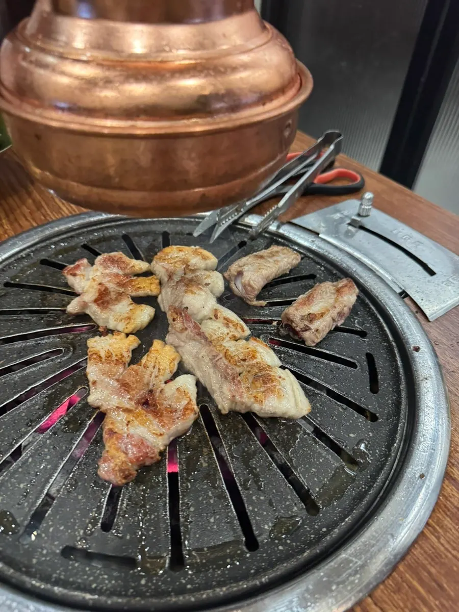 담백한 돼지 생갈비 굽는 모습