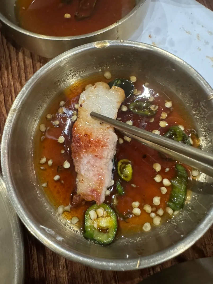 바삭하게 구워진 삼겹살 같은 돼지 생갈빗살