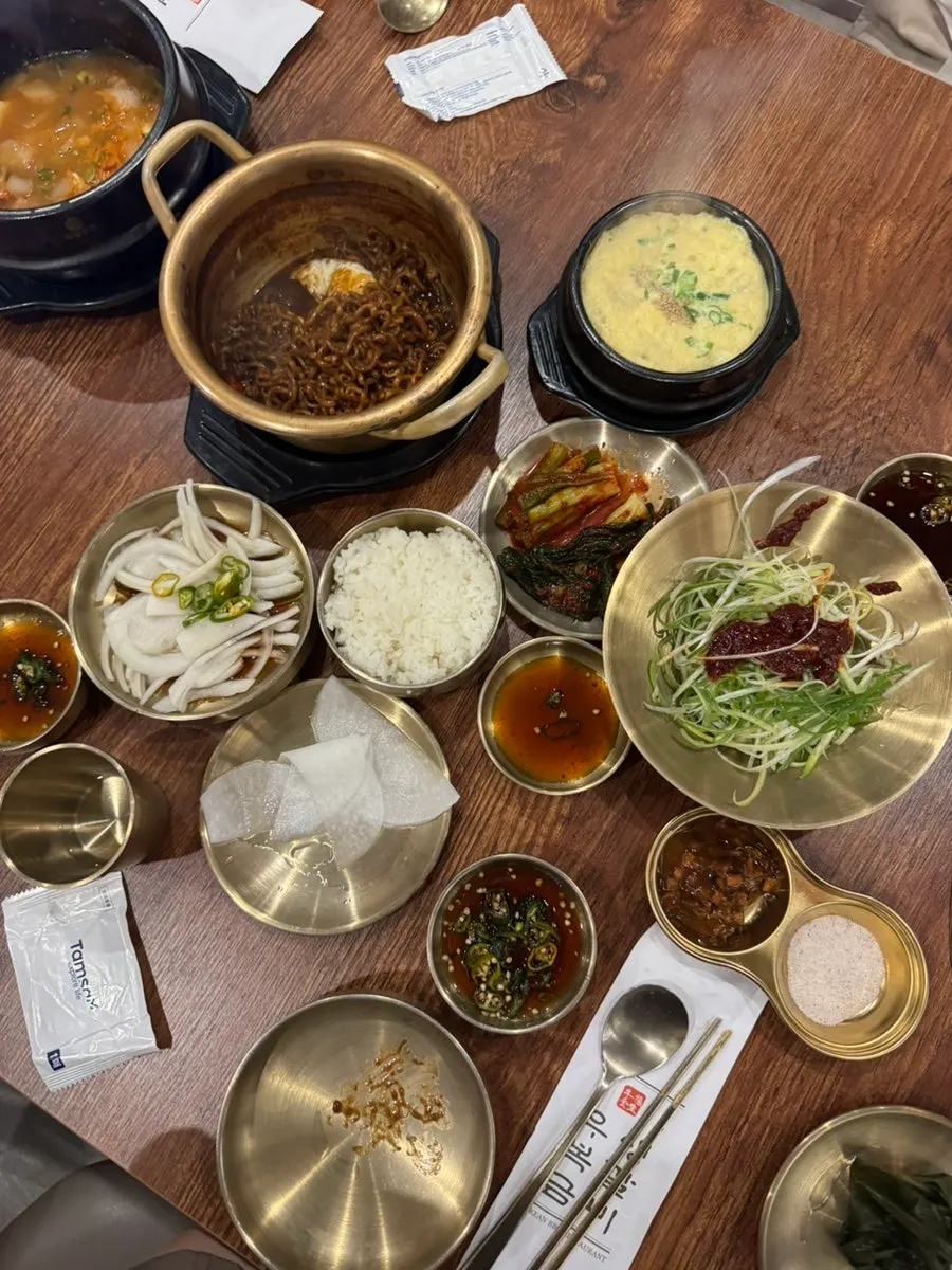 식사를 마친 룸 테이블 풍경