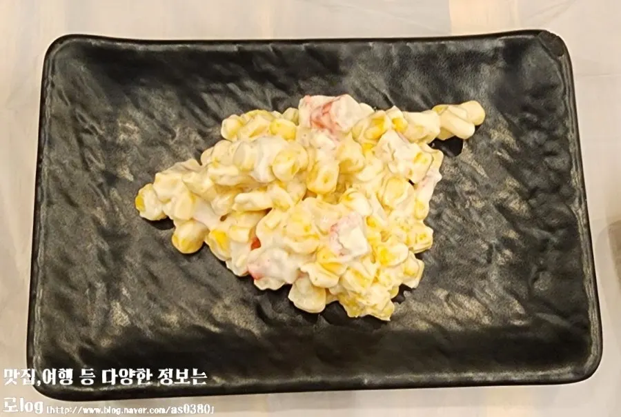 두부전이 담긴 기본 반찬 접시