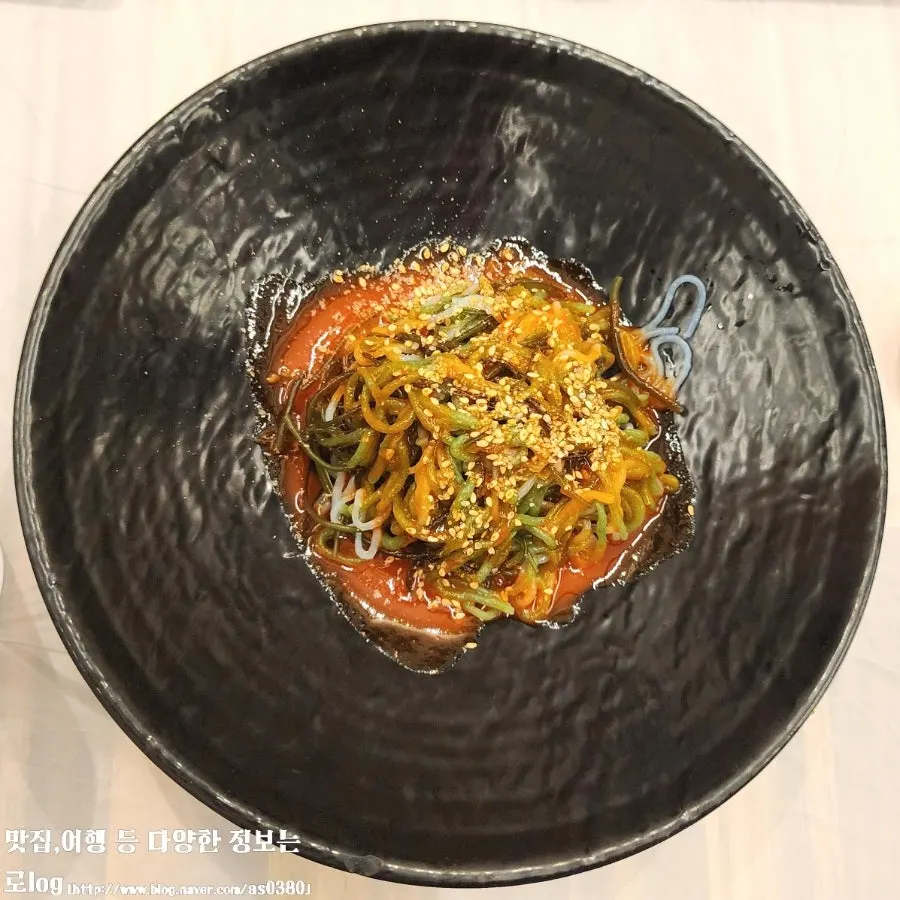 배추김치와 콘샐러드 기본찬