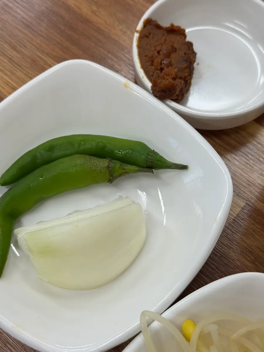 Lauk pendamping bawang bombay, cabai, dan doenjang