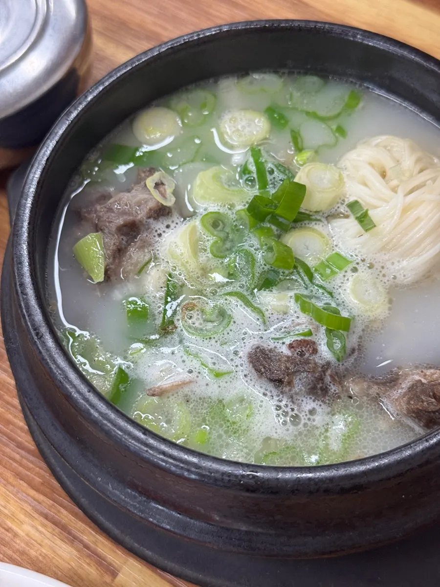 Semangkuk han-u kkori gomtang dengan kuah yang keputihan