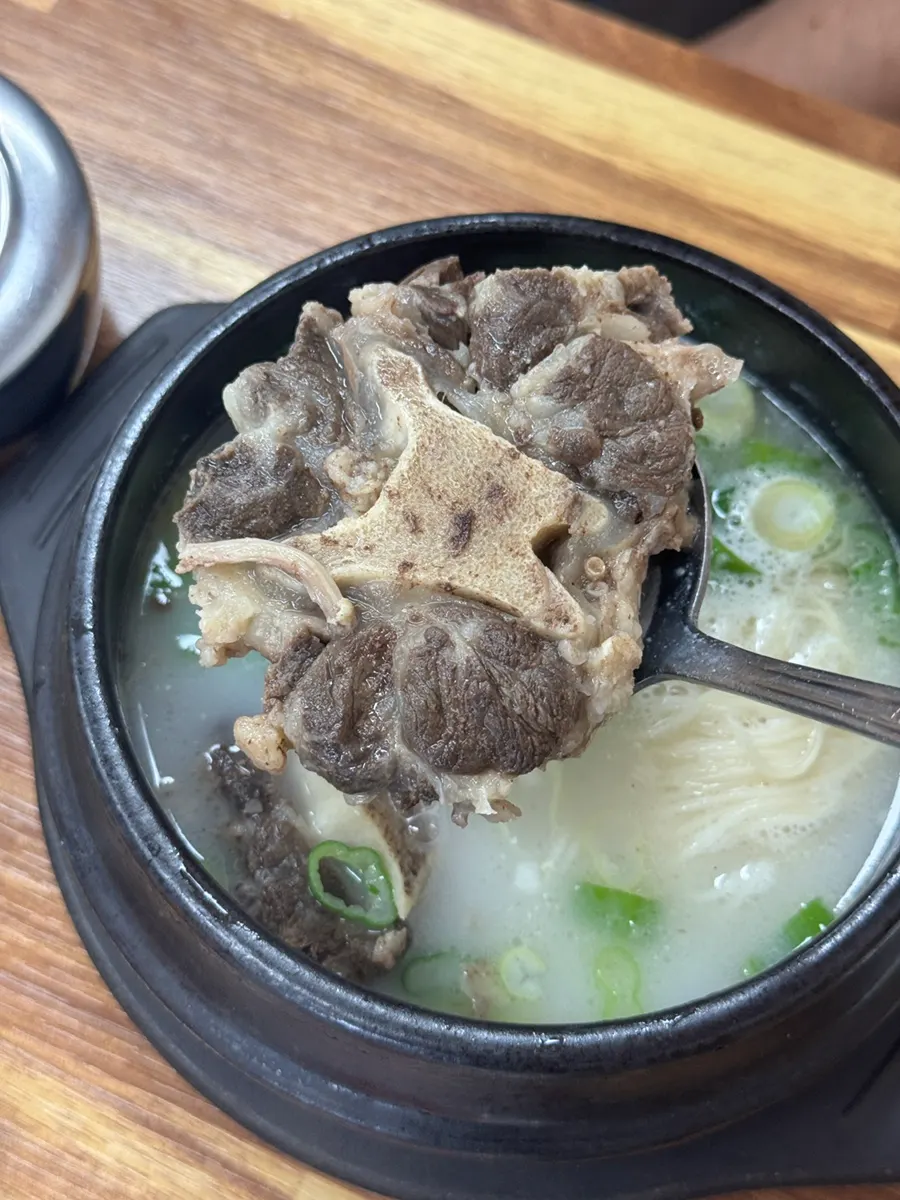 Kkori gomtang dengan tulang buntut besar di dalamnya