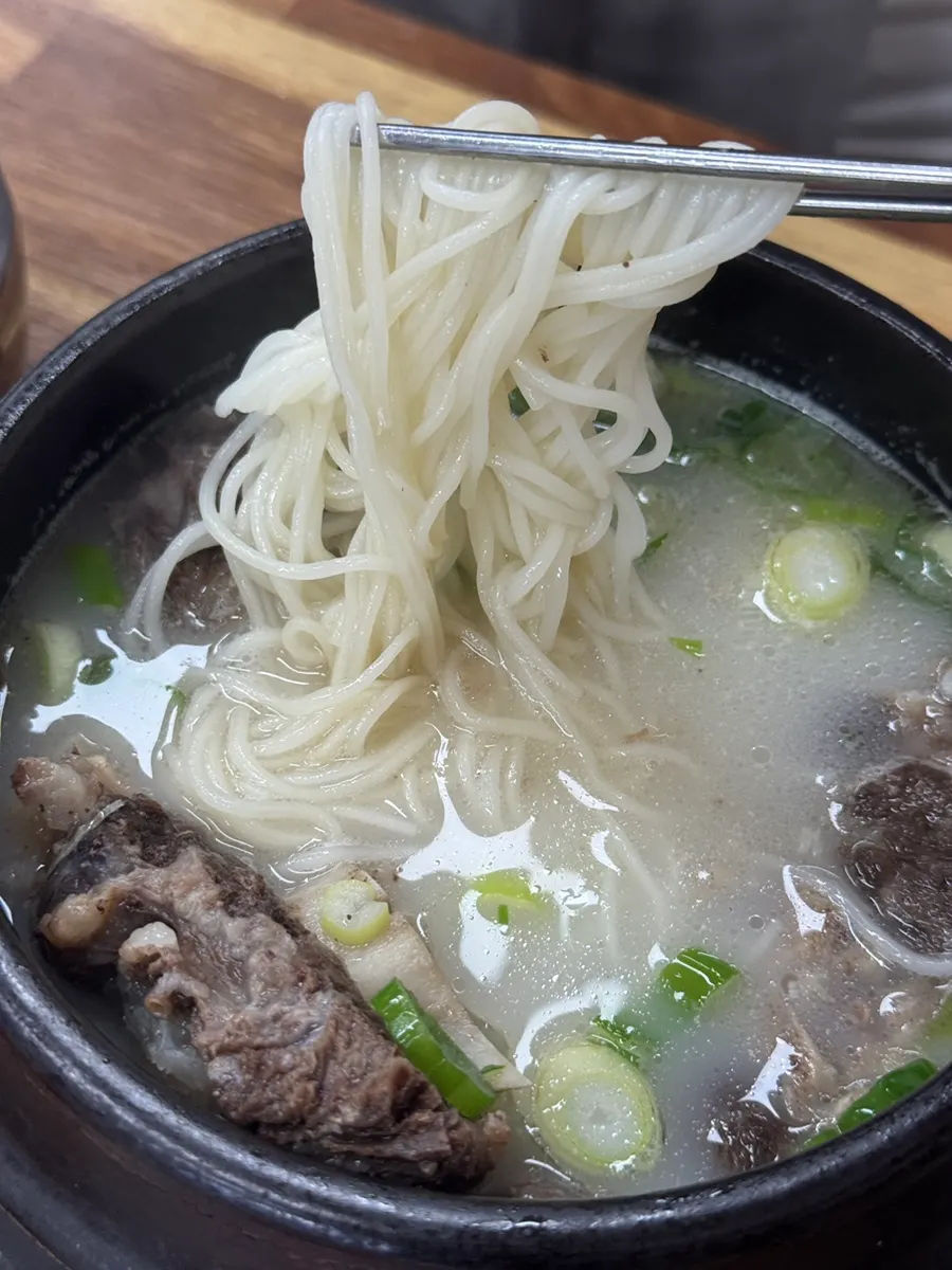 Daging buntut yang lepas serat demi serat dengan sumpit