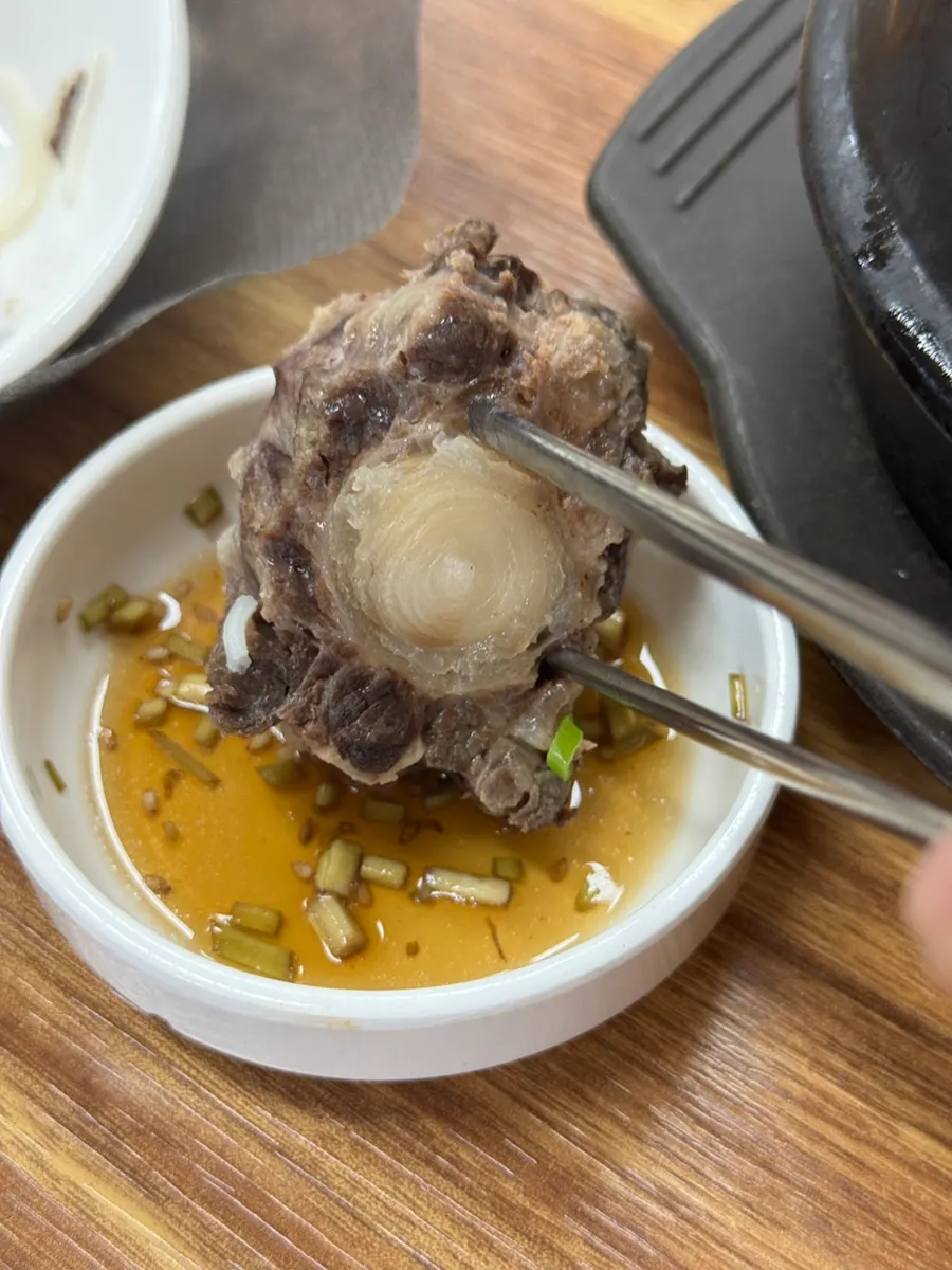Tulang buntut dicelup ke saus spesial