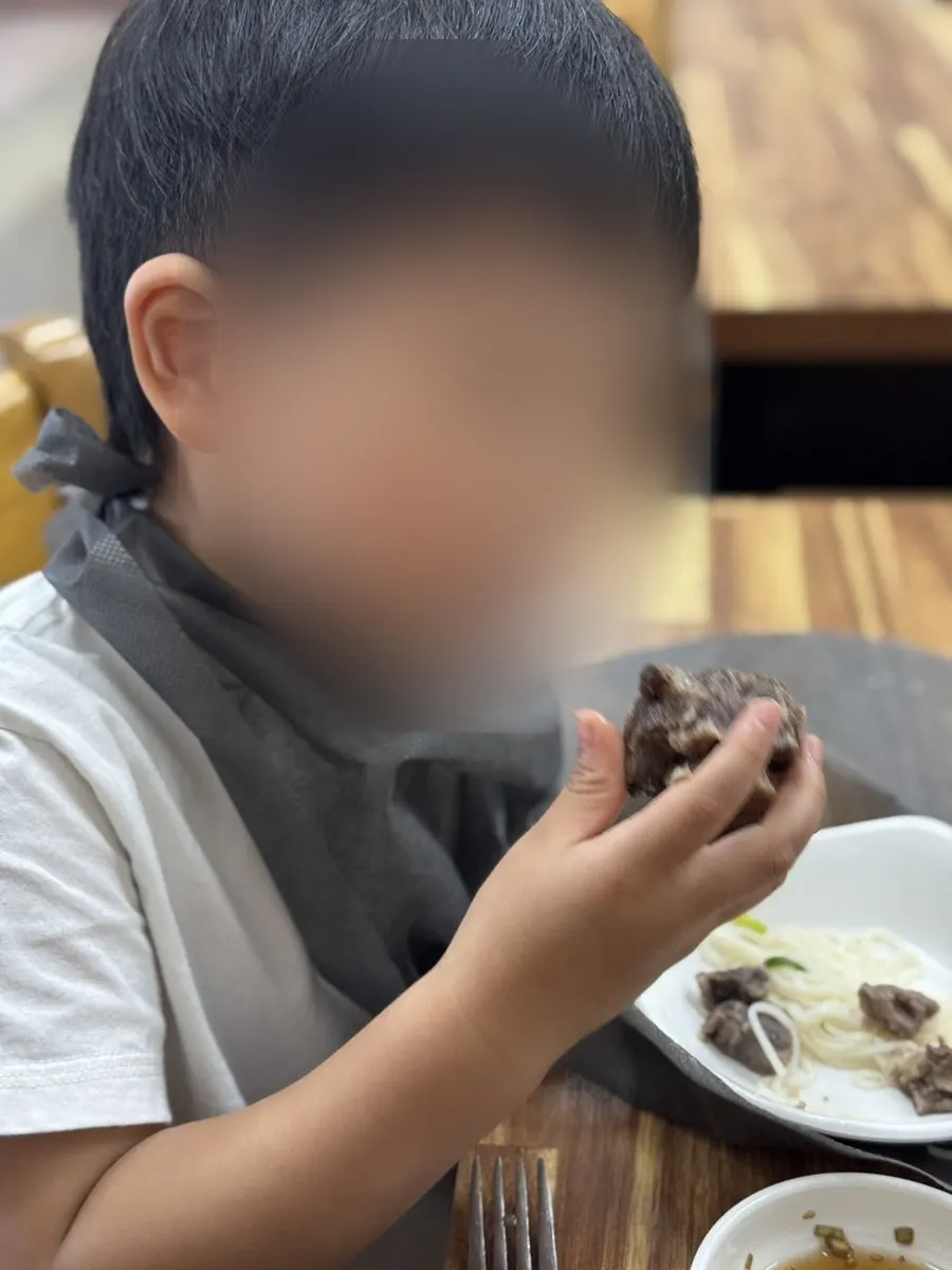 Momen makan gomtang bersama lauk pendamping