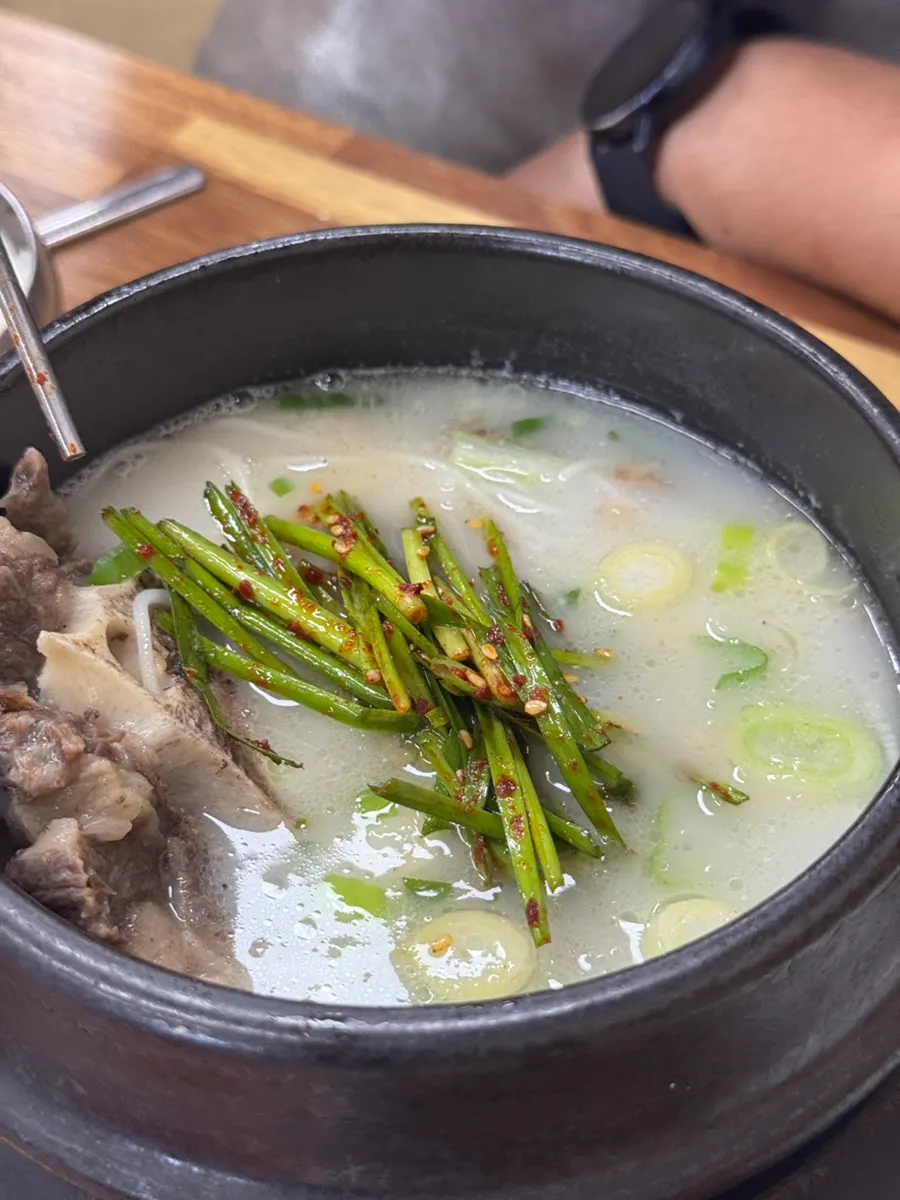 Anak memegang daging dan makan dengan lahap